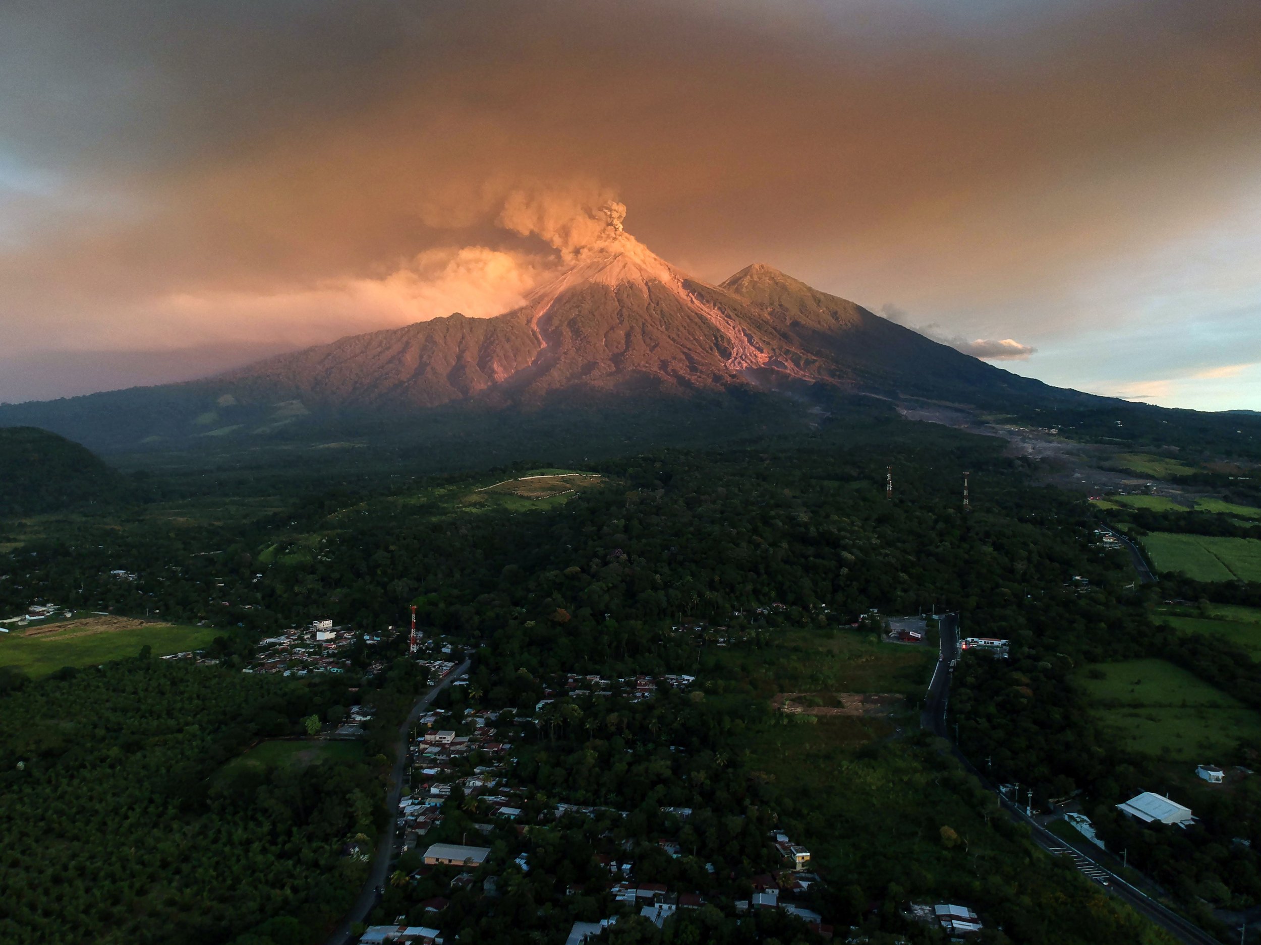 Volcán de Fuego, or Volcano of Fire, in Guatemala Triggers Red Alert and  Evacuations - Newsweek, image size:2500x1875