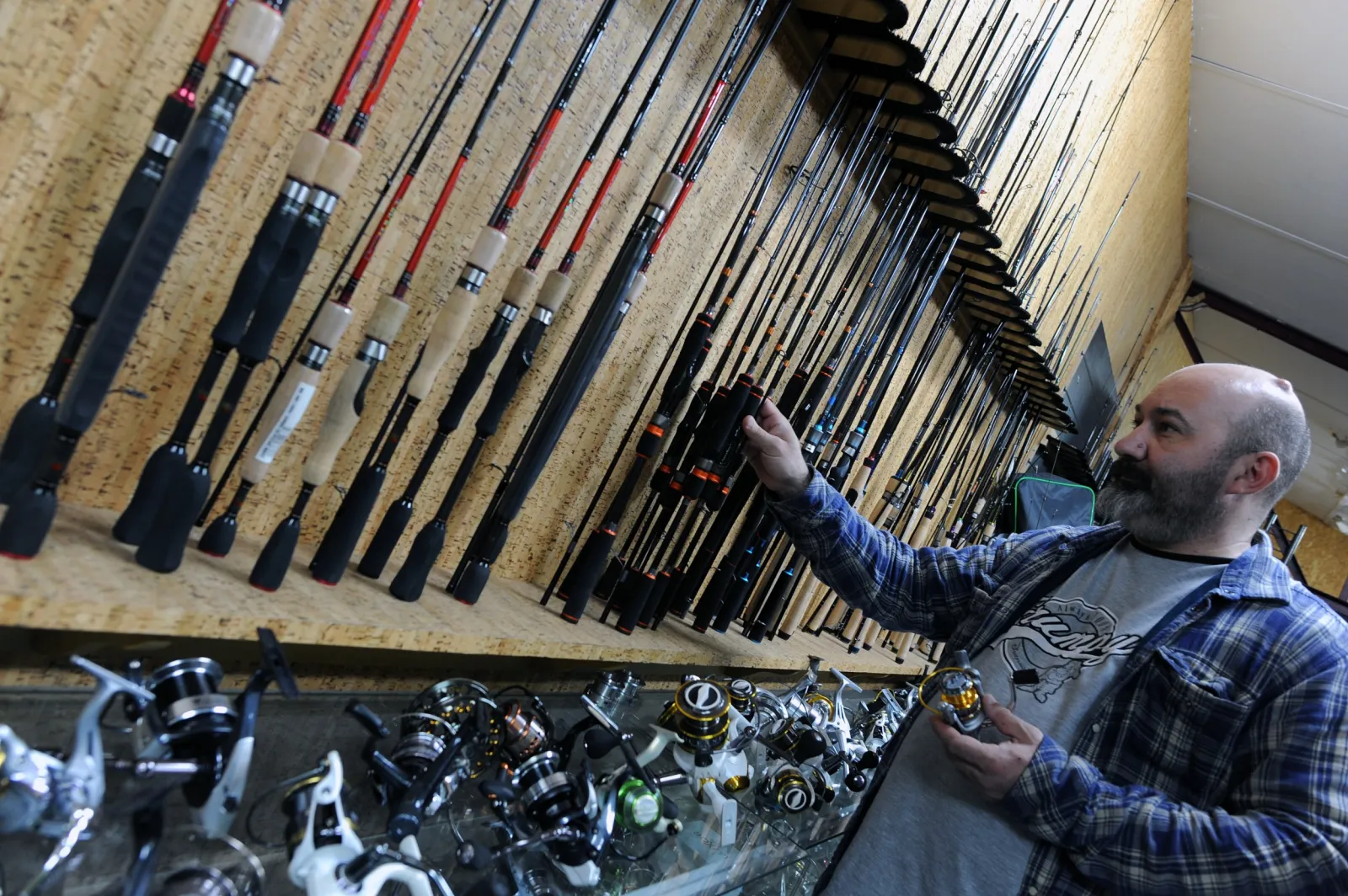 compact fishing pole mike bishop SPECIAL ANNOUNCEMENT FROM CHAOS DIVERS: MIKE Little Beaver BISHOP FOUND  AND BROUGHT HOME** It is with heavy hearts that we announce 48-year-old,  Mike Little Beaver Bishop, has been brought home to his
