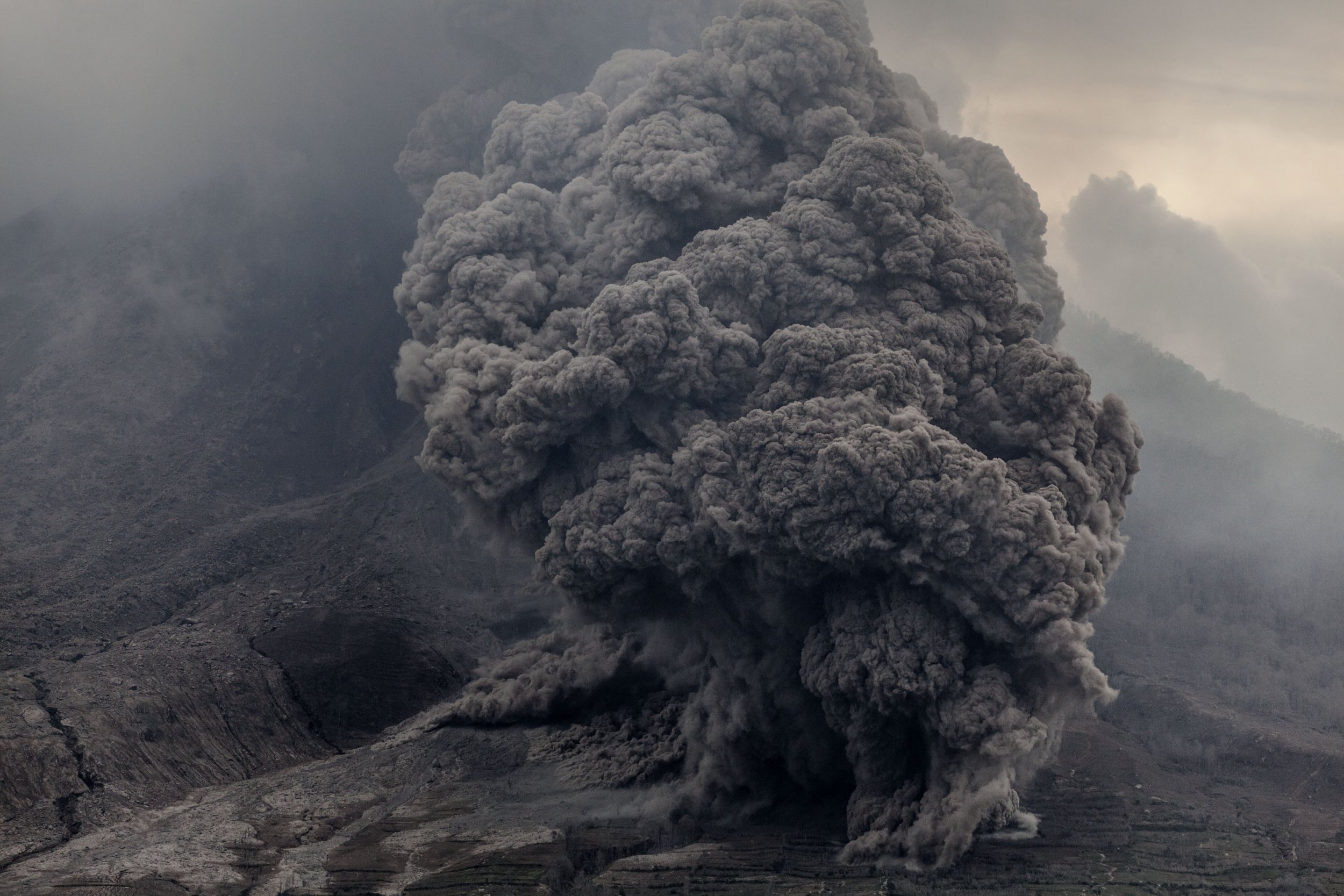 ぽ*こ様 Volcanic  1388696-mount-sinabung-