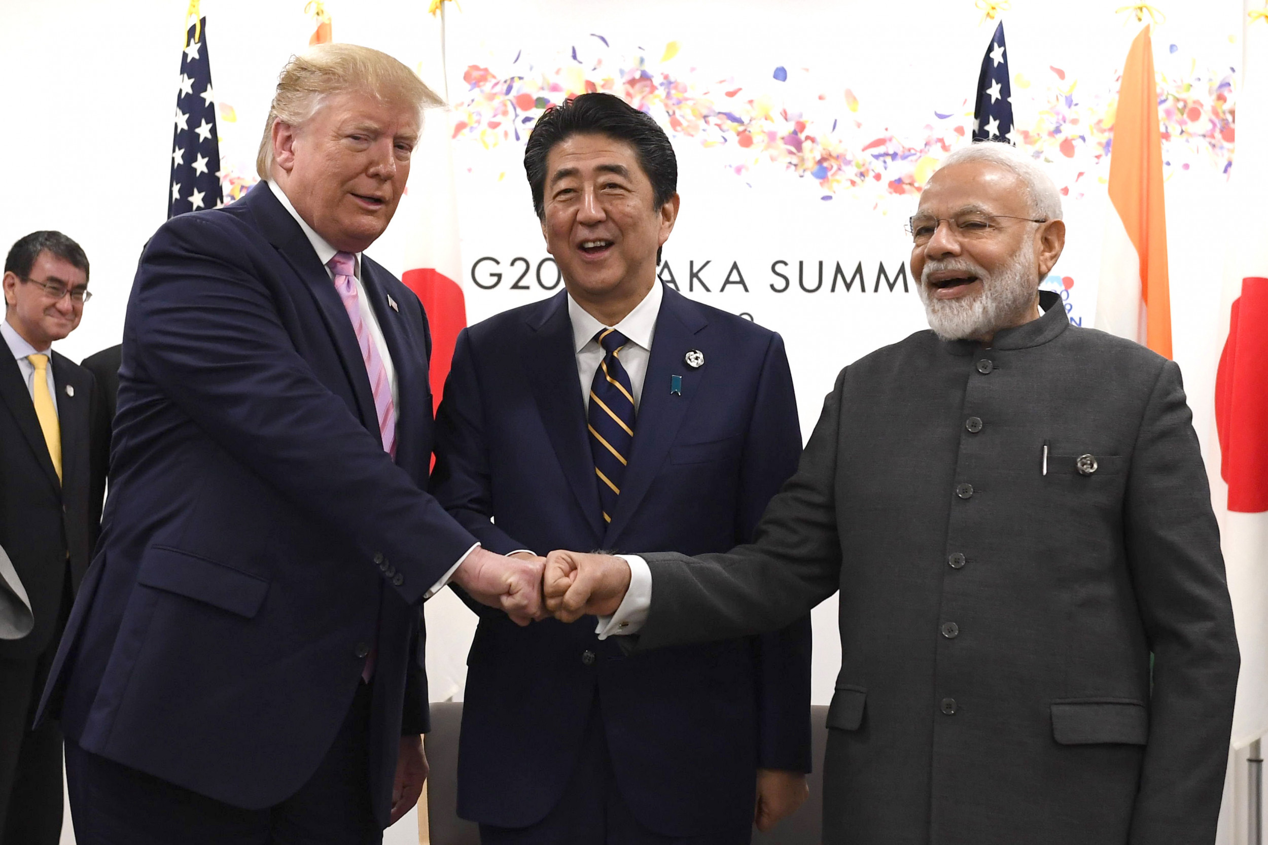 Decision 2020 Donald Trump 安倍晋三 G20 Donald Trump Shares Awkward Three-way Fist Bump With Abe Shinzo