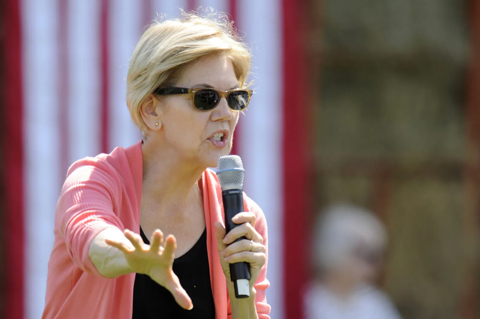 Elizabeth Warren Overtakes Joe Biden as Favorite to Win Democratic ...