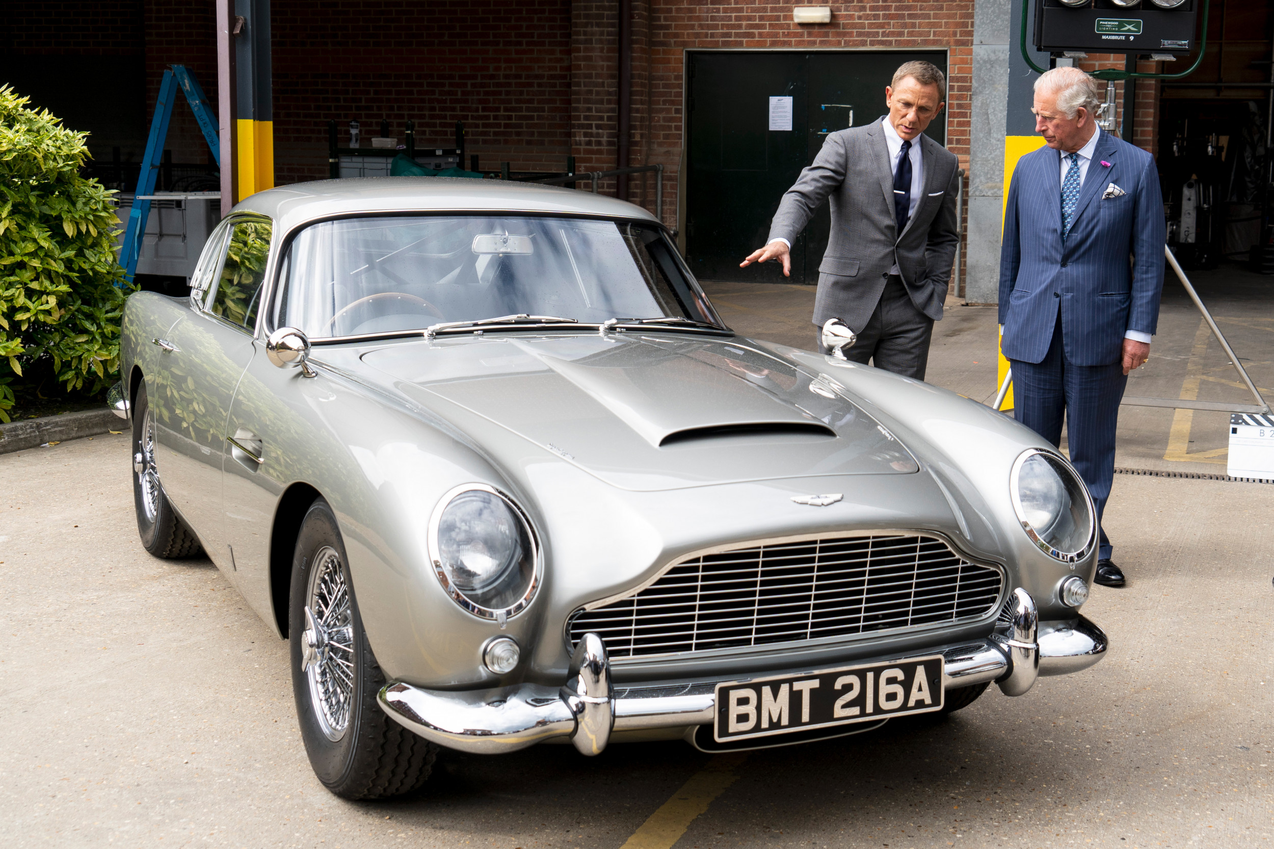 1521737-daniel-craig-bond-set.