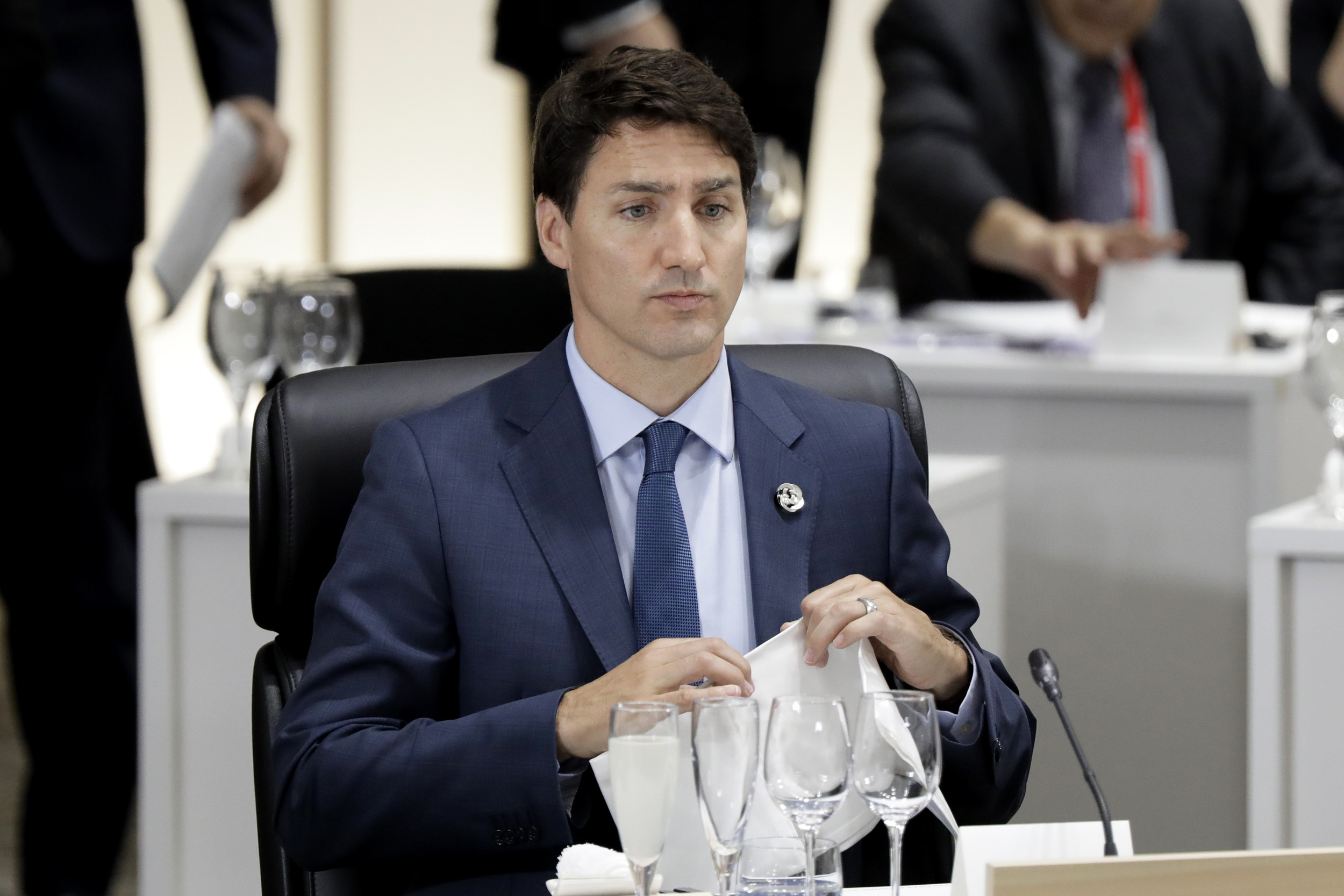 【美品・定価221,000円】ウォントレスエッセンシャルデラヴィTrudeau Why Did You Paint Your Face Brown?': Two Girls Grill Justin