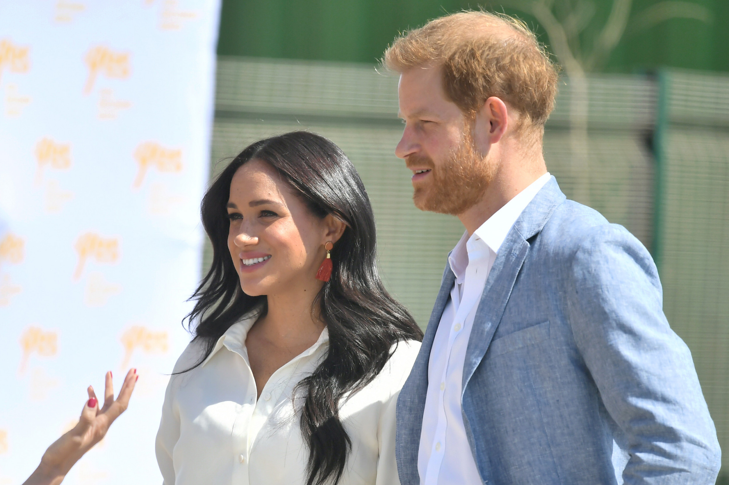 meghan markle white dress shirt The 5 Rules of Wearing a Button-Down Like Meghan Markle