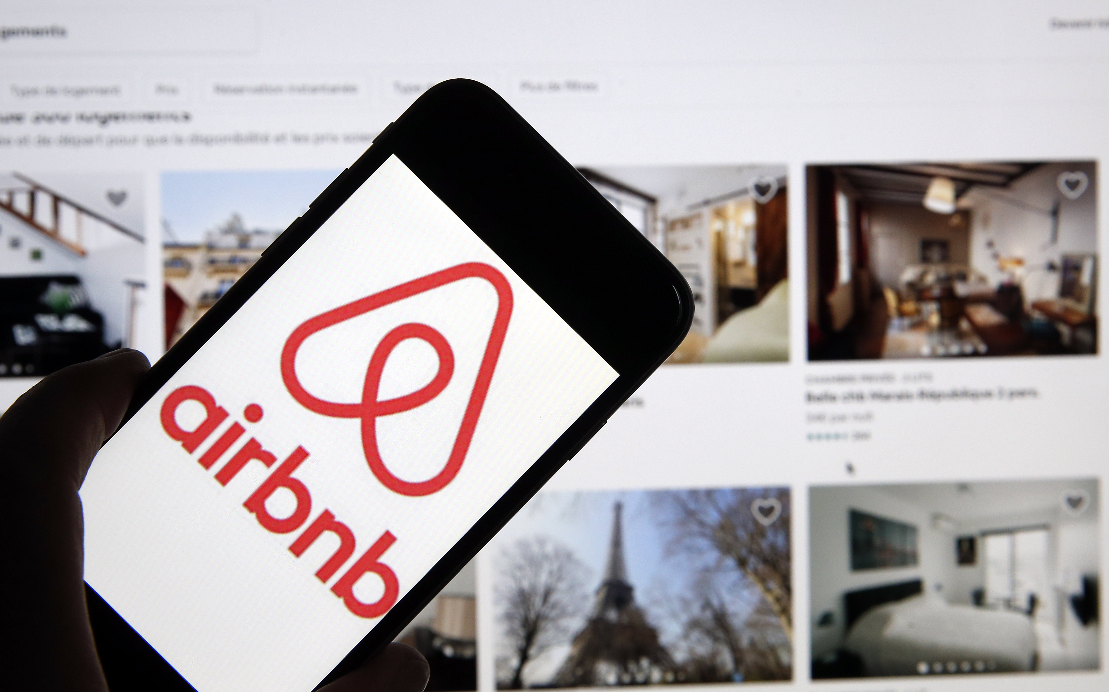 Airbnb Host Gets Message From Guest—What They See Shocks: 'Proof'