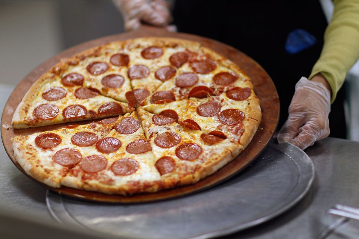 TikTok Captures Moment 89-Year-Old Pizza Delivery Man Gets a $12K Tip ...