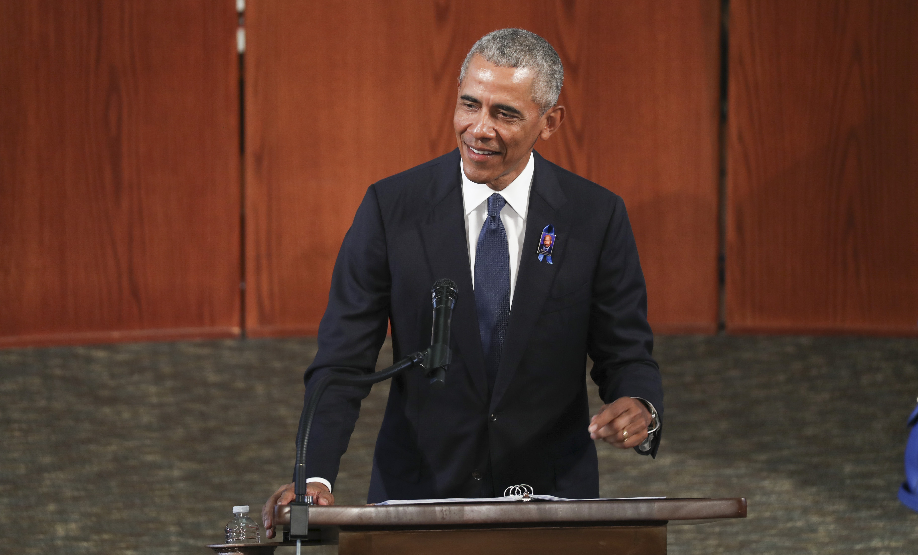 Barack Obama Handled a Fly on TV Very Differently to Mike Pence - Newsweek