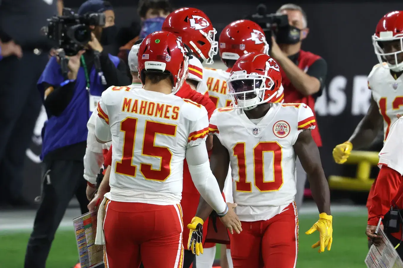 NFL BREAKING NEWS: Kansas City Chiefs star quarterback Patrick Mahomes choked up and sent an emotional prayer to his former Miami Dolphins teammate Tyreek Hill after his horrific injury on Monday Night Football, which shook the entire NFL. Mahomes shared that, although they are now on two different sides of the ball, their love and respect for Hill has never changed. This heartfelt prayer not only shows the timeless camaraderie, but also shows the profound human values ​​in the harsh world of football....