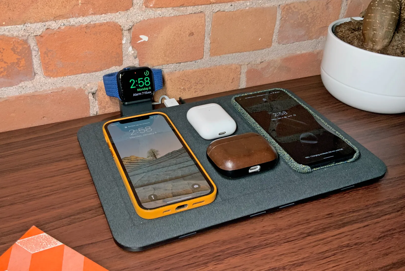 Mophie 4-in-1 Wireless Charging Mat Review: Great Charging Station 