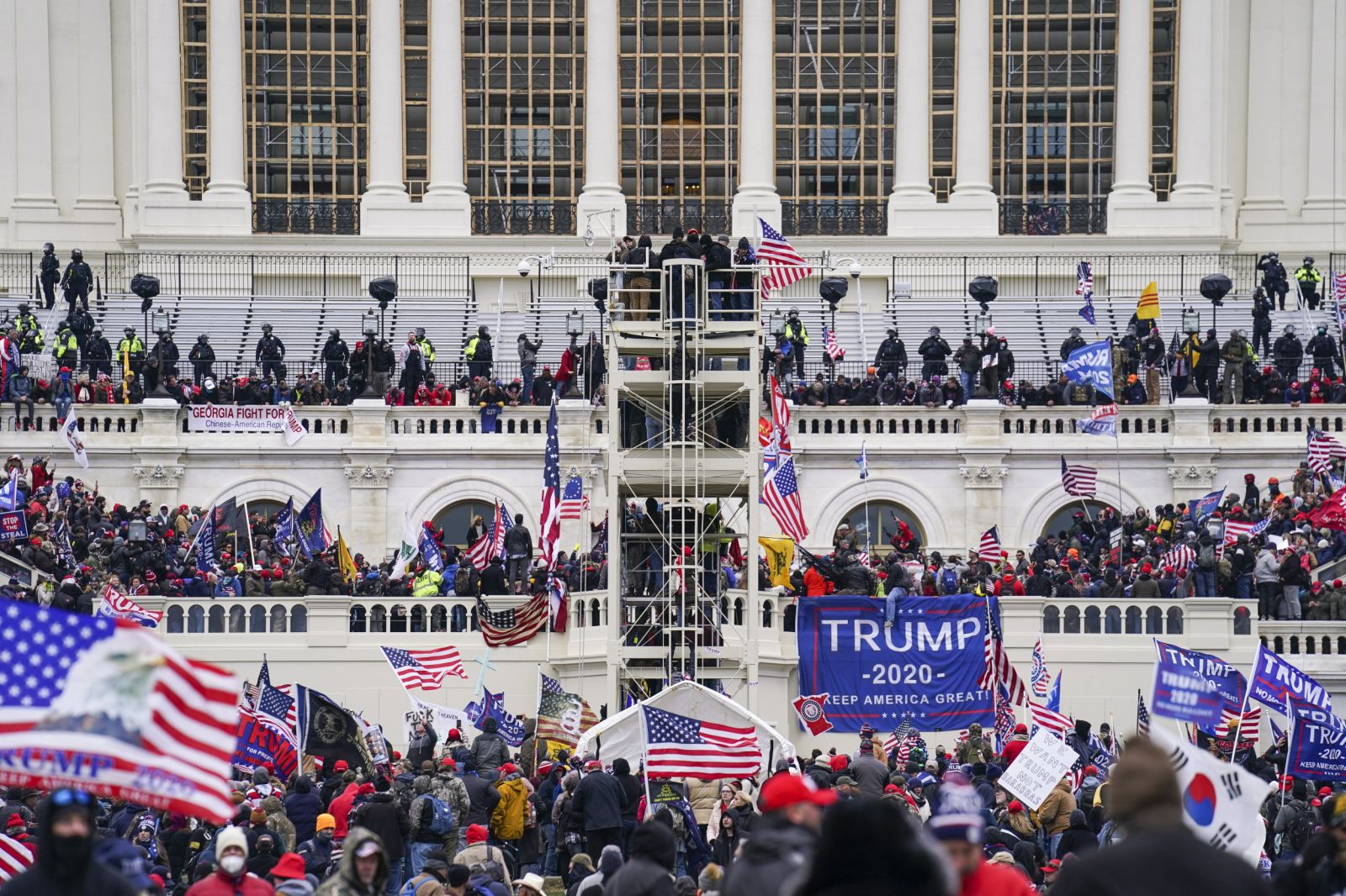 Man Arrested in Connection to Capitol Riot Admitted He Dressed to Look ...