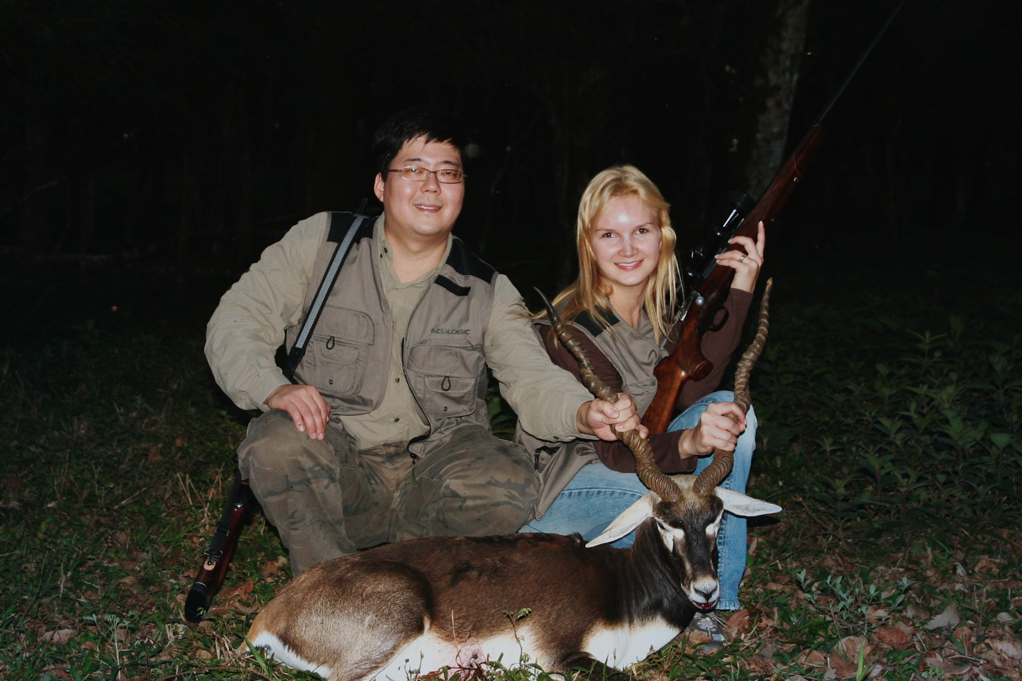 Yalangoch qizlarning shaxsiy uy qurilishi fotosuratlari Nopok qollar bilan qinga tegdi