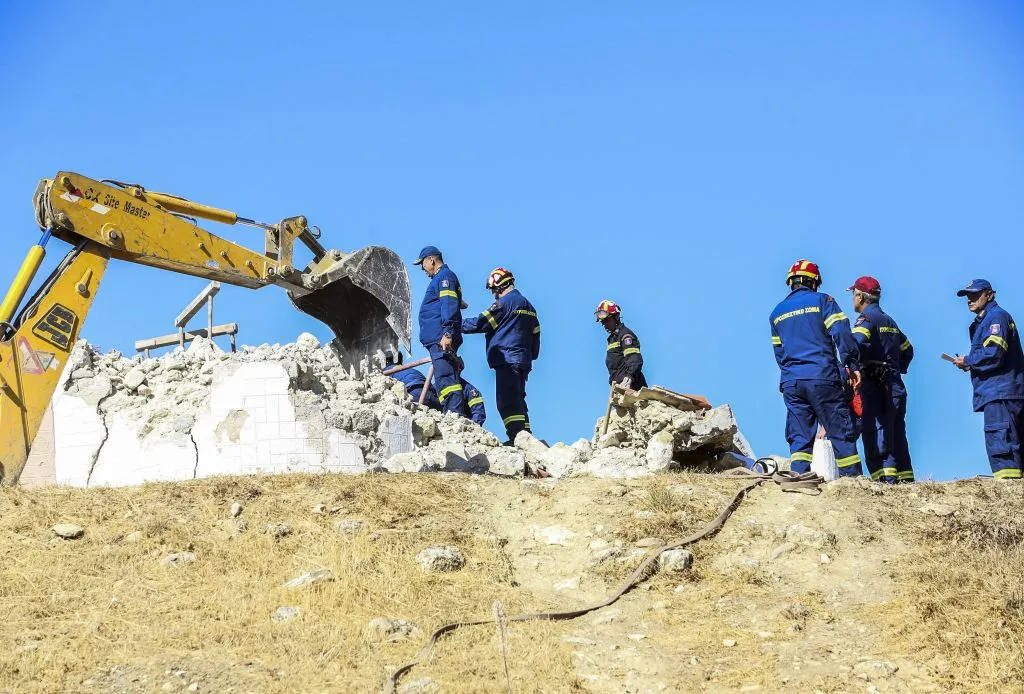 Crete Earthquake Video Shows Buildings Shake, People Fleeing - Newsweek