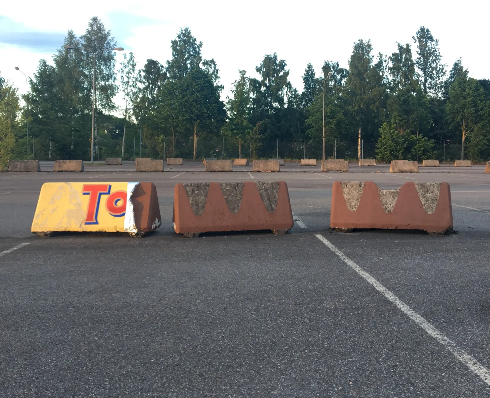 远处水泥护栏的影像