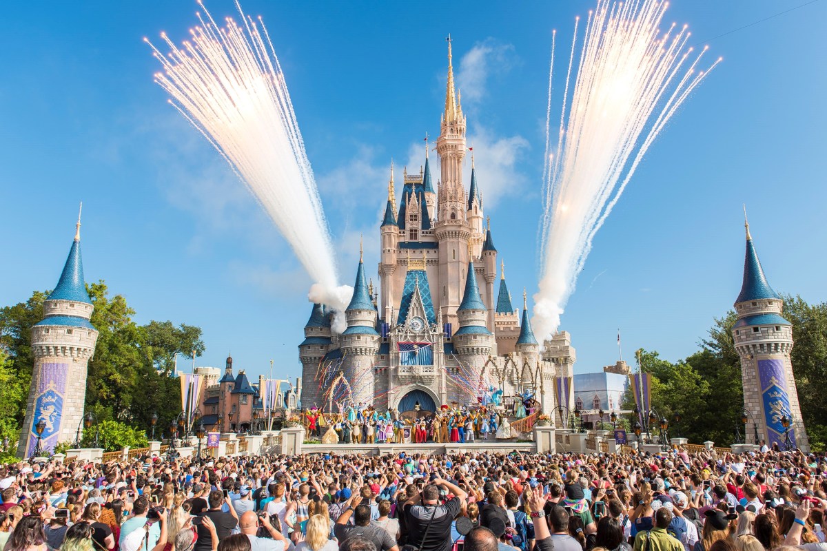 Family Filmed Violating Major Disney Rule—Why Internet Takes Their Side