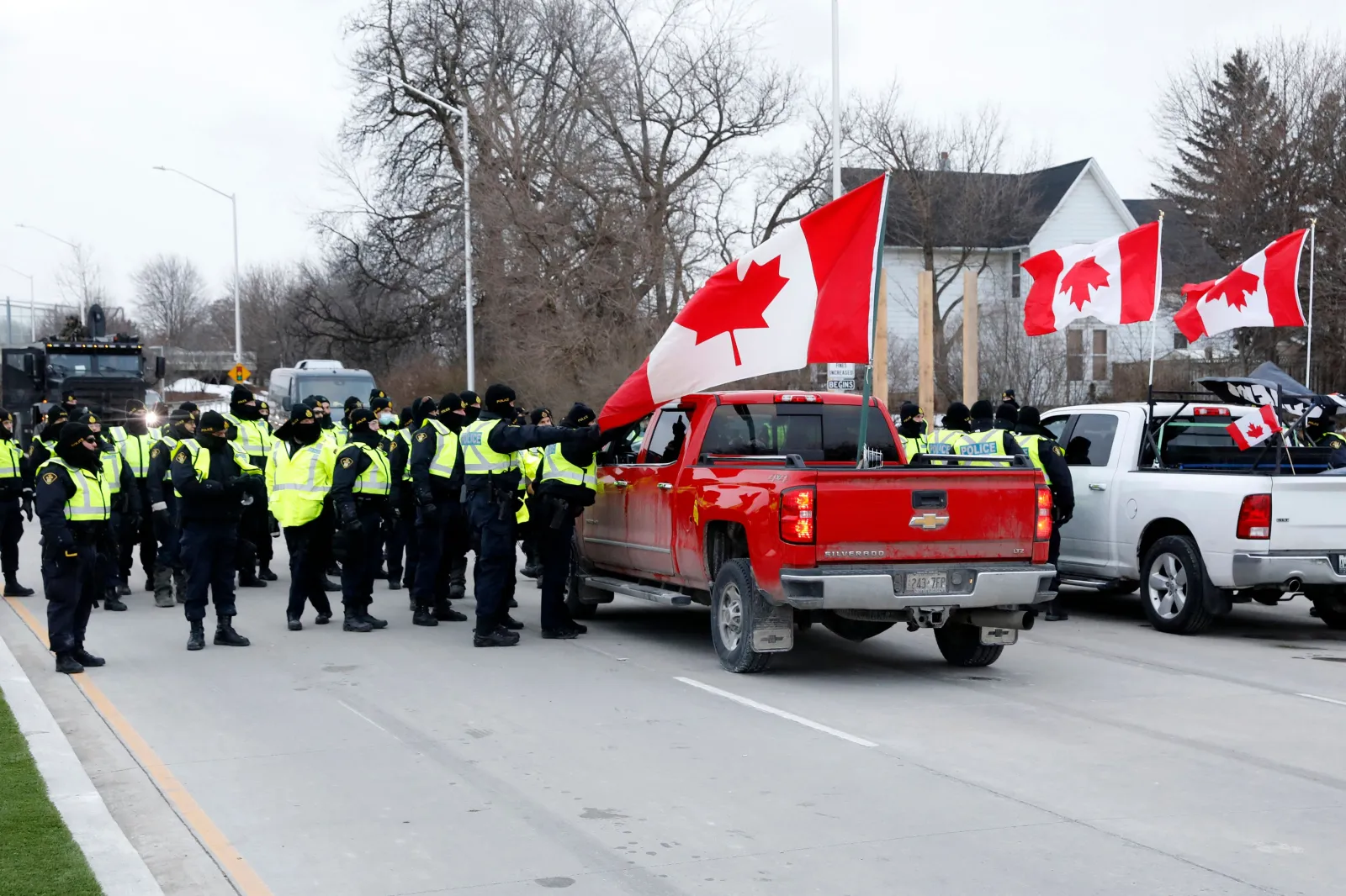 Police Discret Police Defend ‘Discretion’ With Protestors as Ambassador Bridge Cleared ...