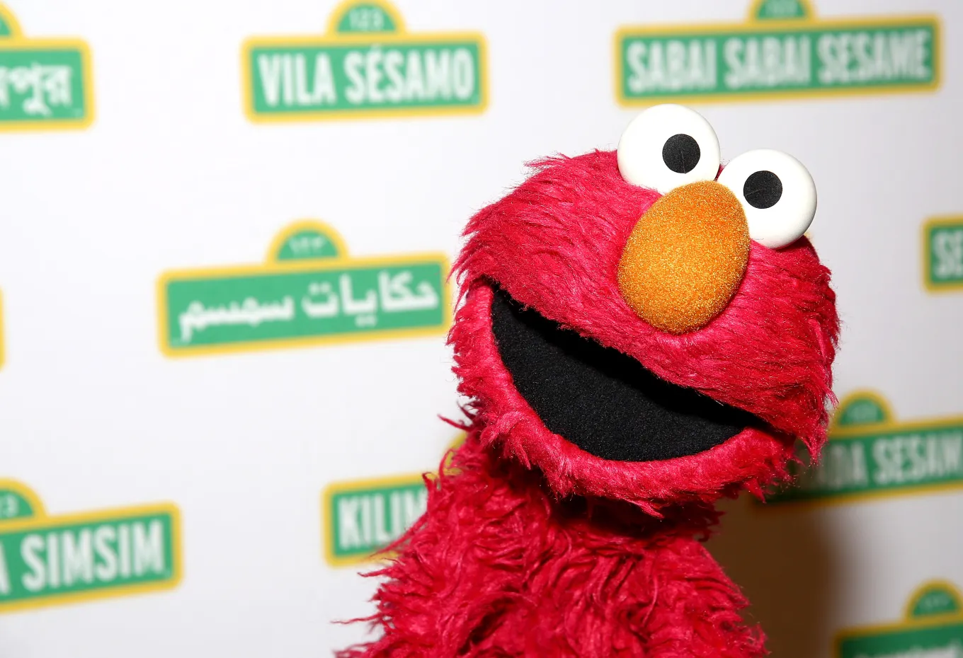 Resurfaced ‘Sesame Street’ Blooper of Elmo and Robin Williams Goes ...