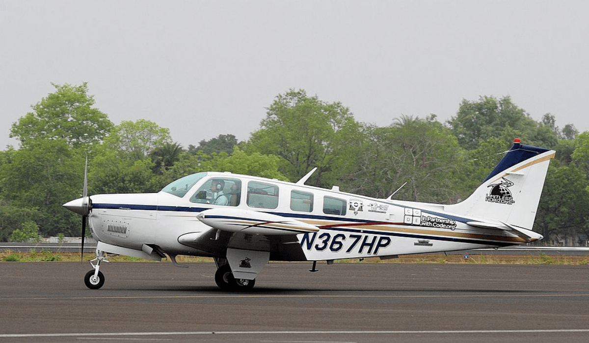 2023871-woman-flew-cross-