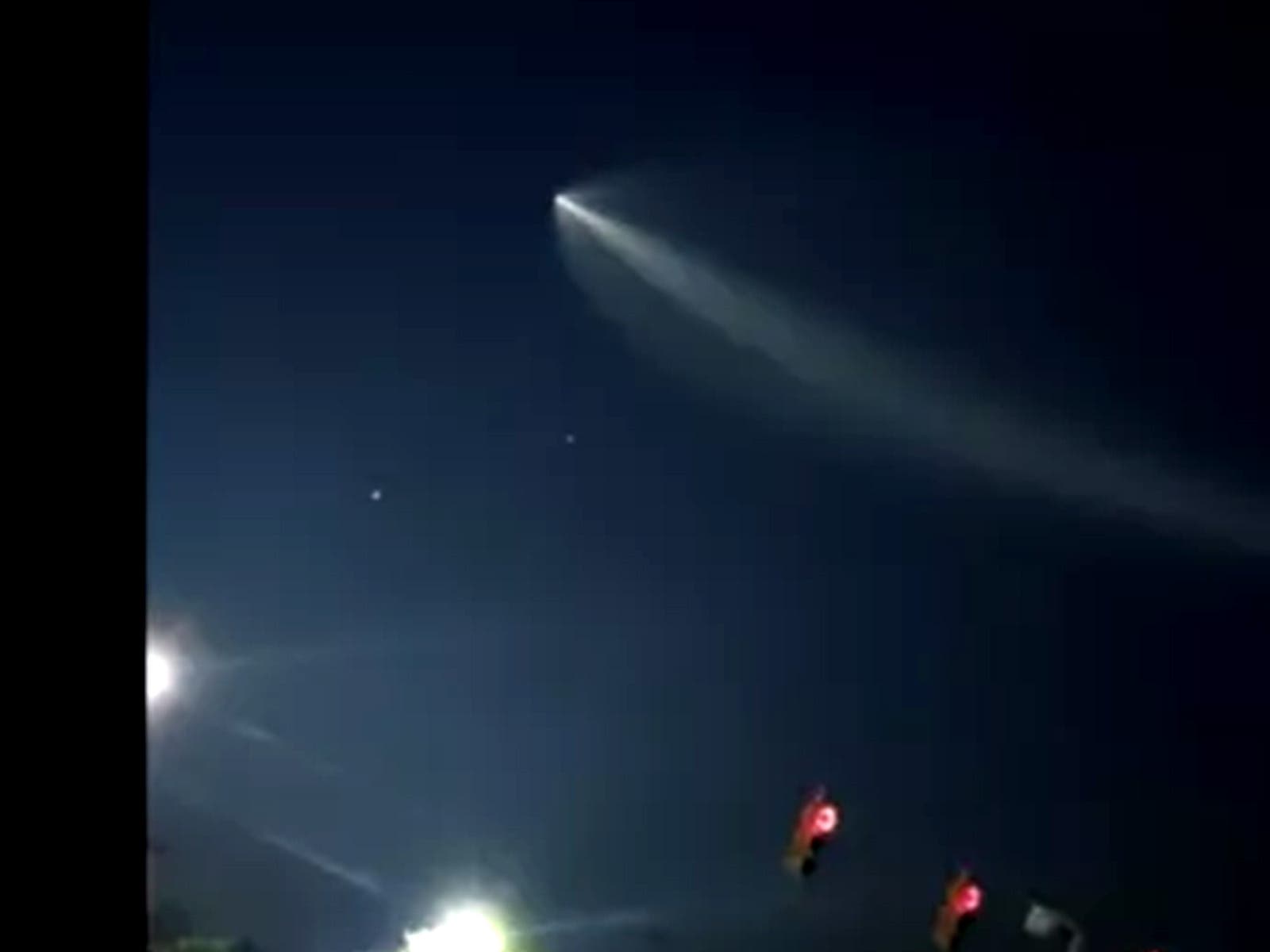 てにをは x One up. TARAIKING タライキン Bizarre Trail of Satellites Traveling in Straight Line Se
