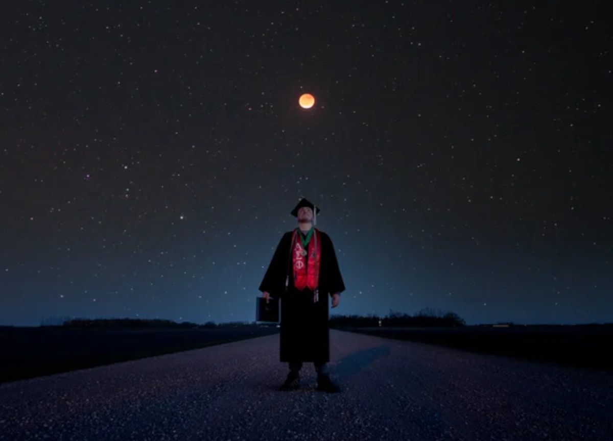 Man Captures ‘Out of This World’ Graduation Photo Featuring Lunar ...