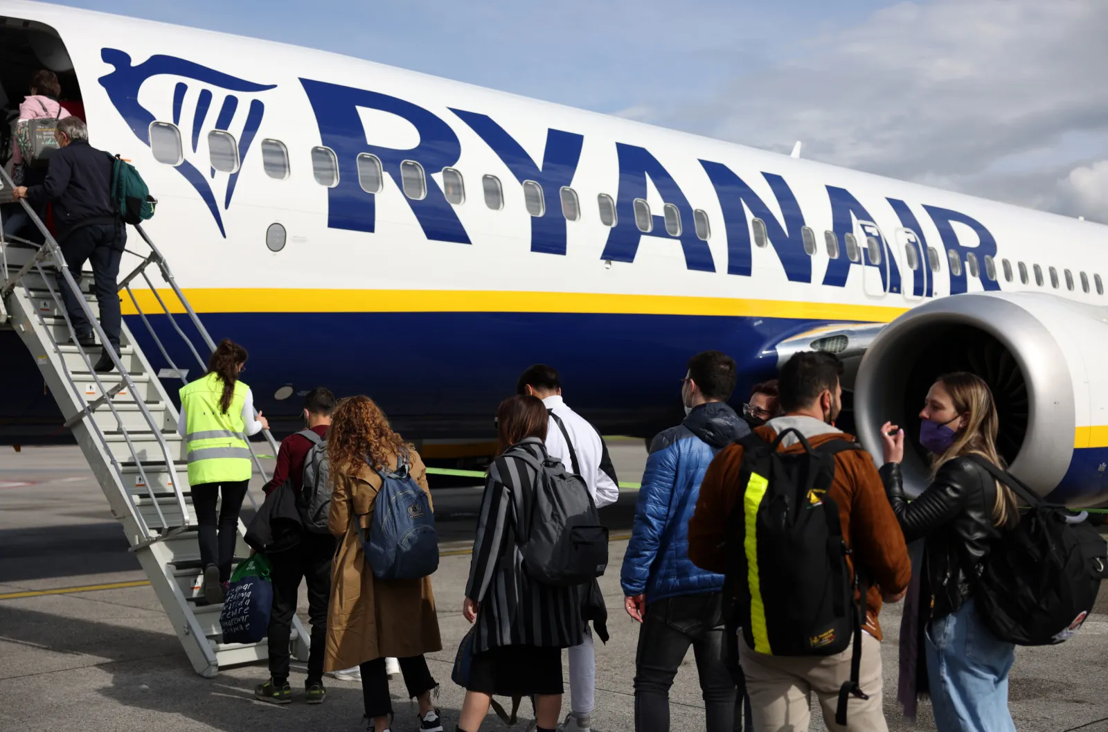 Woman Stuck on Flight With Bachelorette Party Vows Never Again: 'Nightmare'  - Newsweek