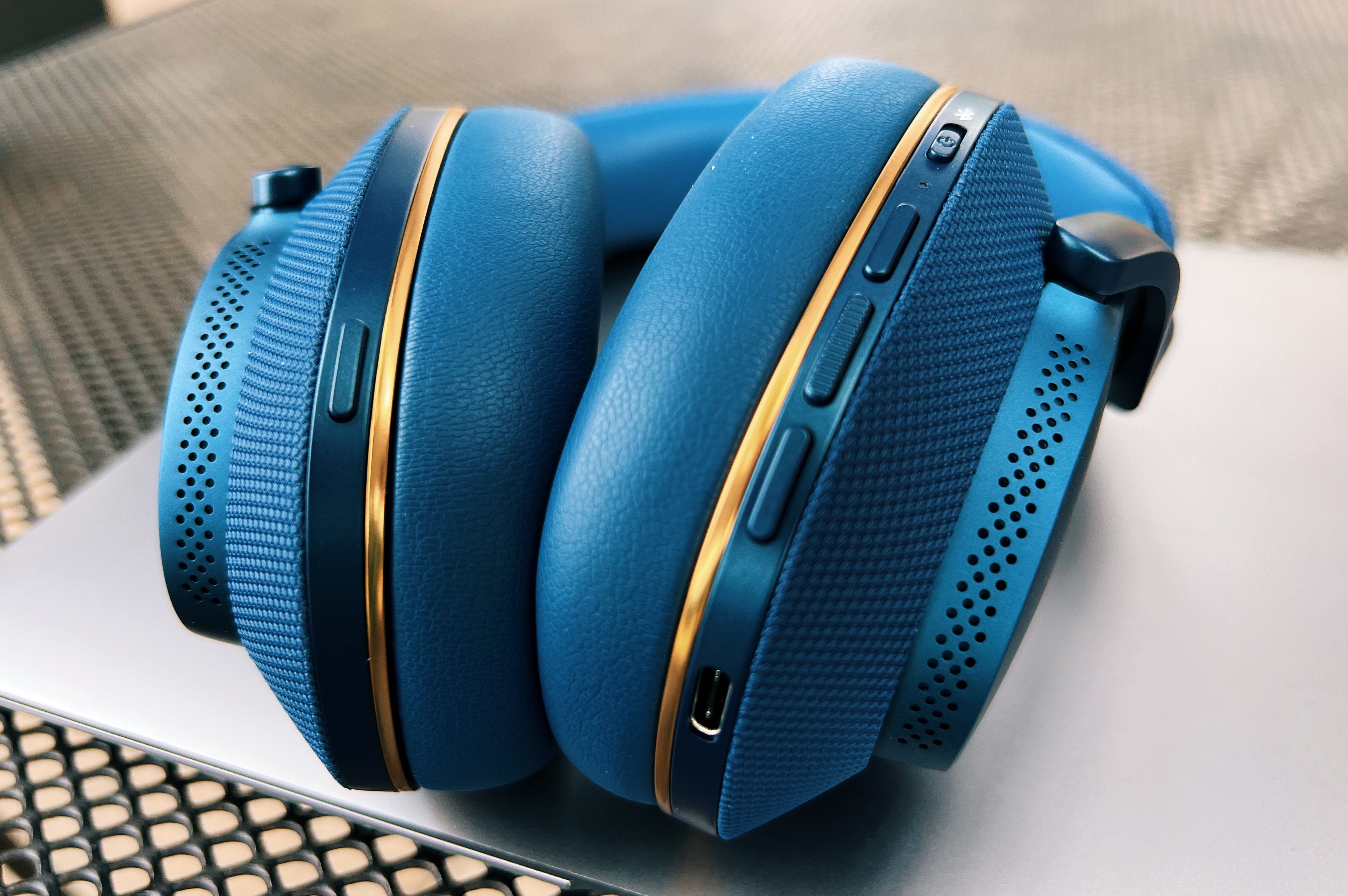 Tempting Premium Headphones: Bowers & Wilkins Px7 S2 Review - Newsweek