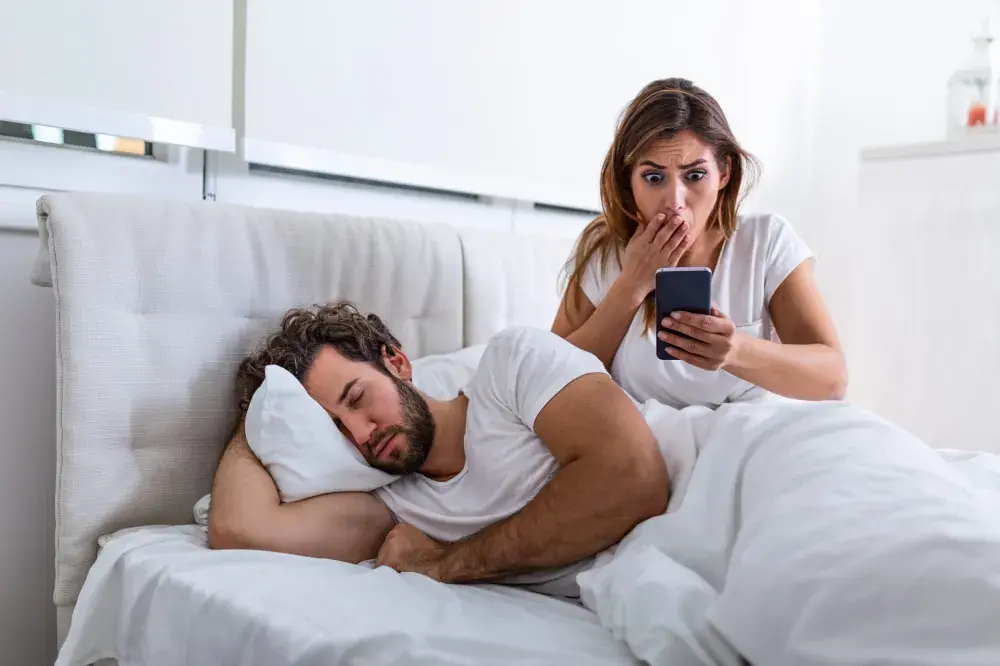 Internet Divided As Husband Blocks Women’s Cell Numbers: ‘Suspicious’