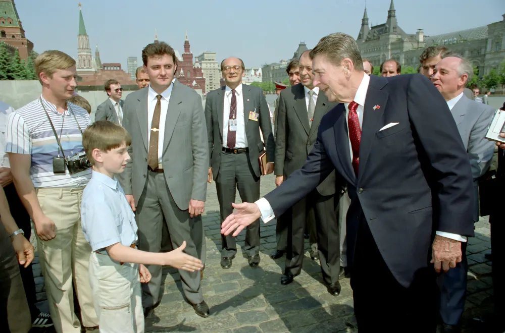 Fact Check: Was Vladimir Putin in Moscow Photo With Reagan and ...