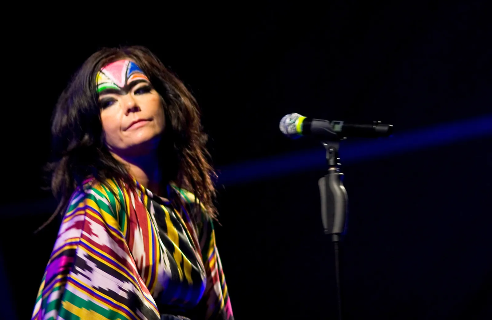 Bjork on Raising Her Child in America: ‘Violence’ Is ‘Too Much’ - Newsweek