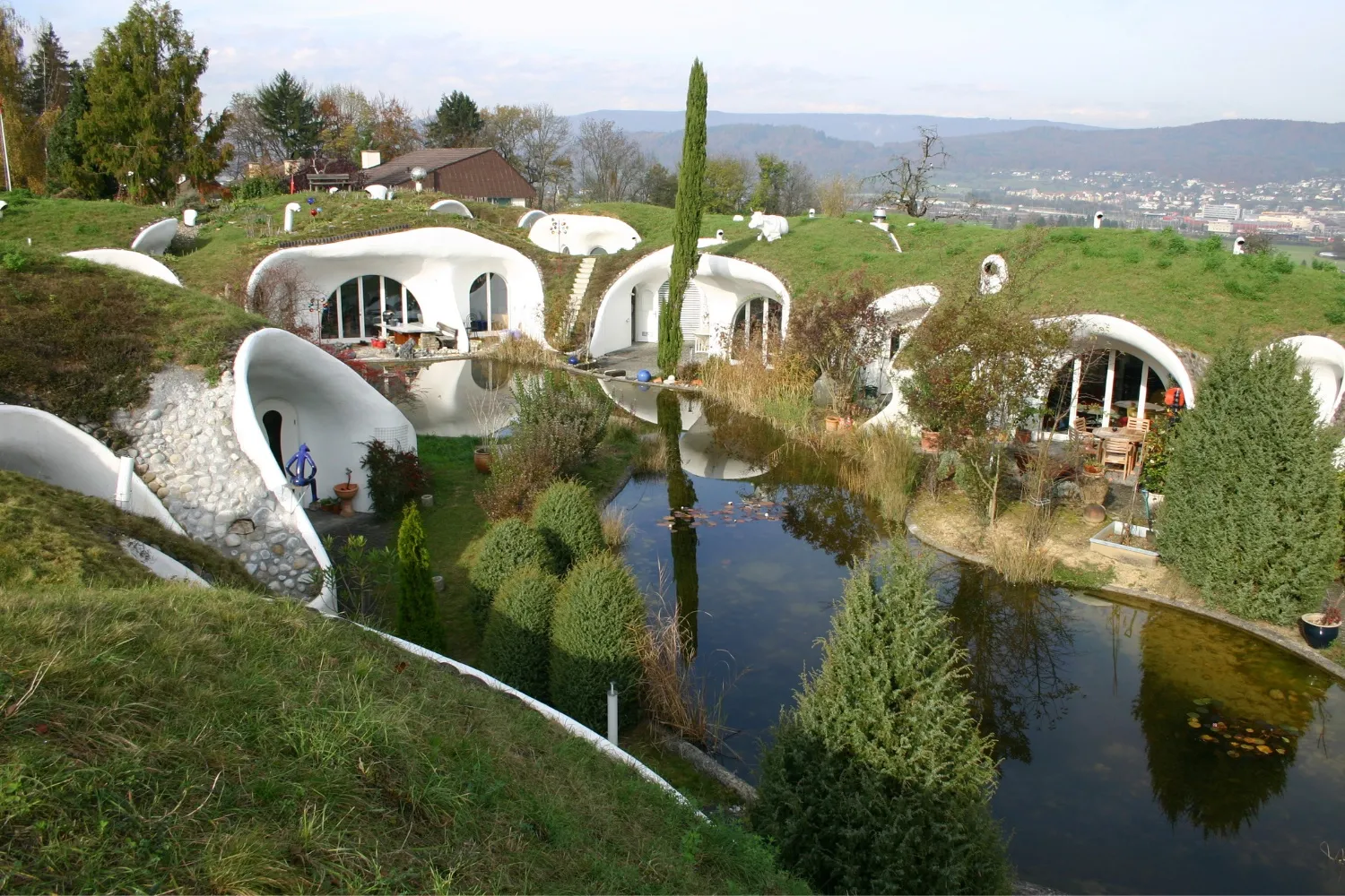 I Live in an Underground Home, It Halved Our Bills' - Newsweek, image size:1500x1000