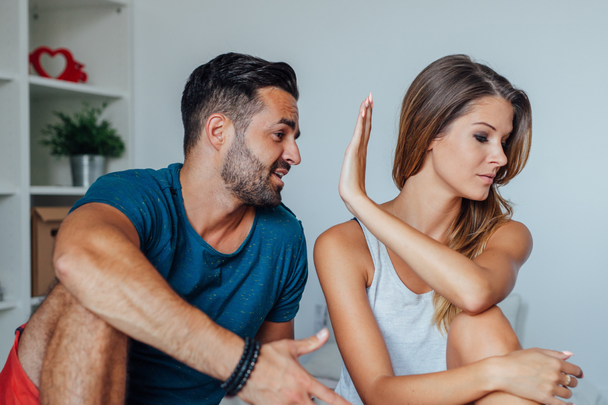 Chico de vacaciones con novia que no está preparado Por qué recibe la ‘indiferencia’