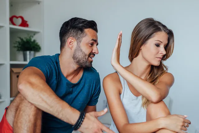 O casal discute