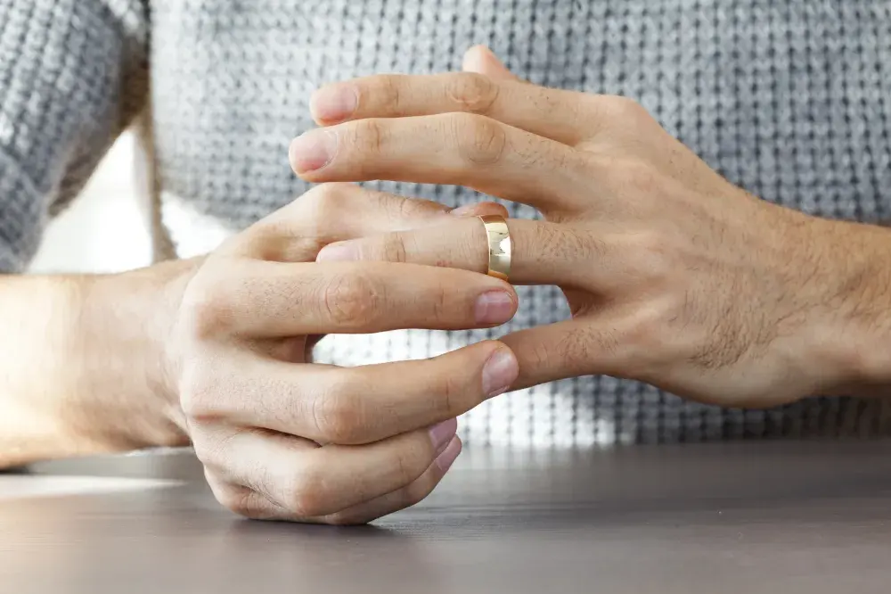 Woman Dating Married Man Urged To Stop Comparing Herself to Ex: ‘Unhealthy’