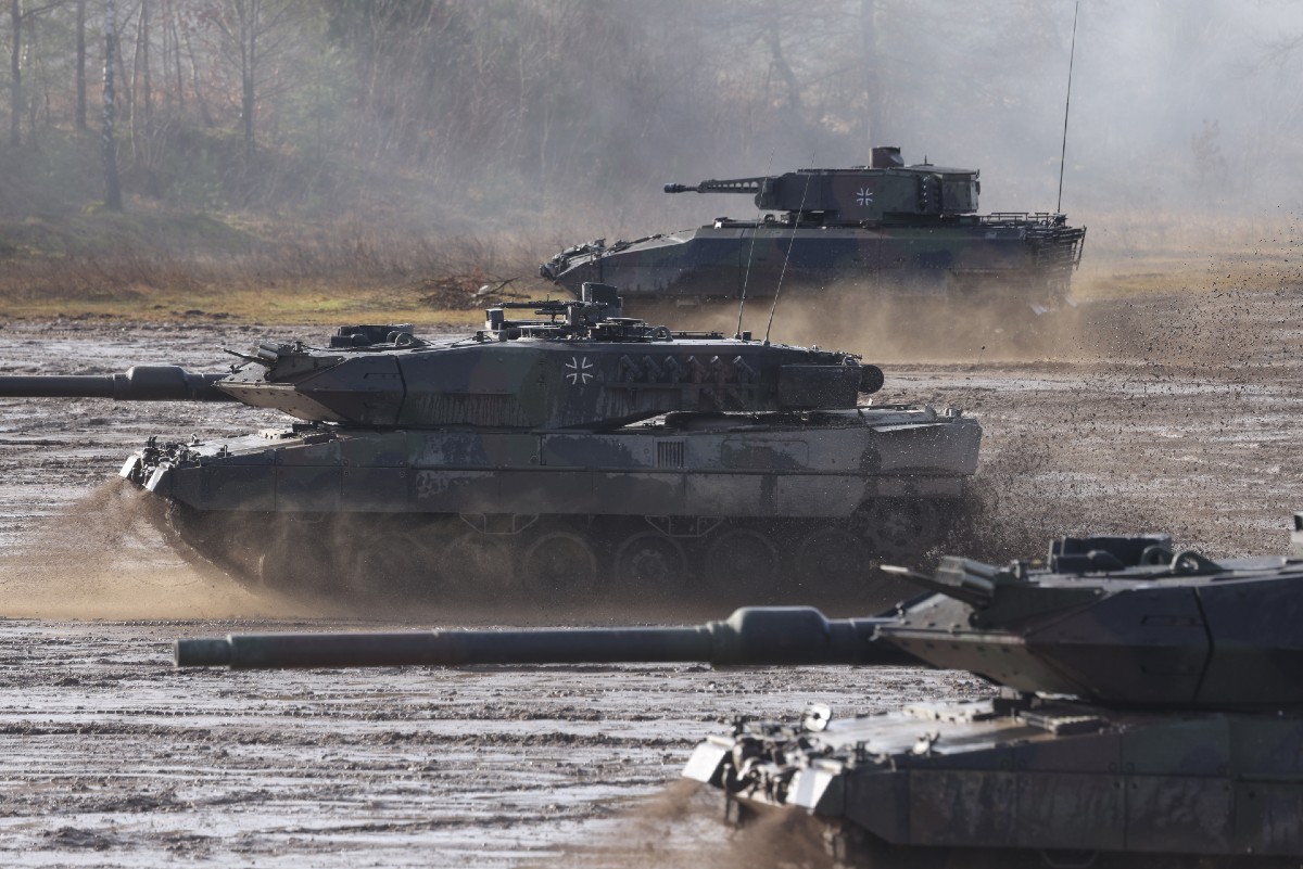 2215319-leopard-2-tanks.jpg