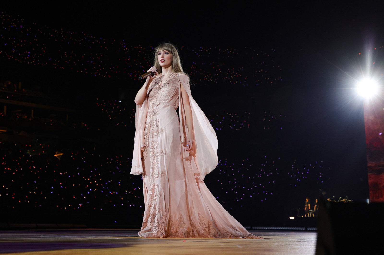 Video of Taylor Swift Struggling to Free Herself on Stage Draws Huge  Attention - Newsweek