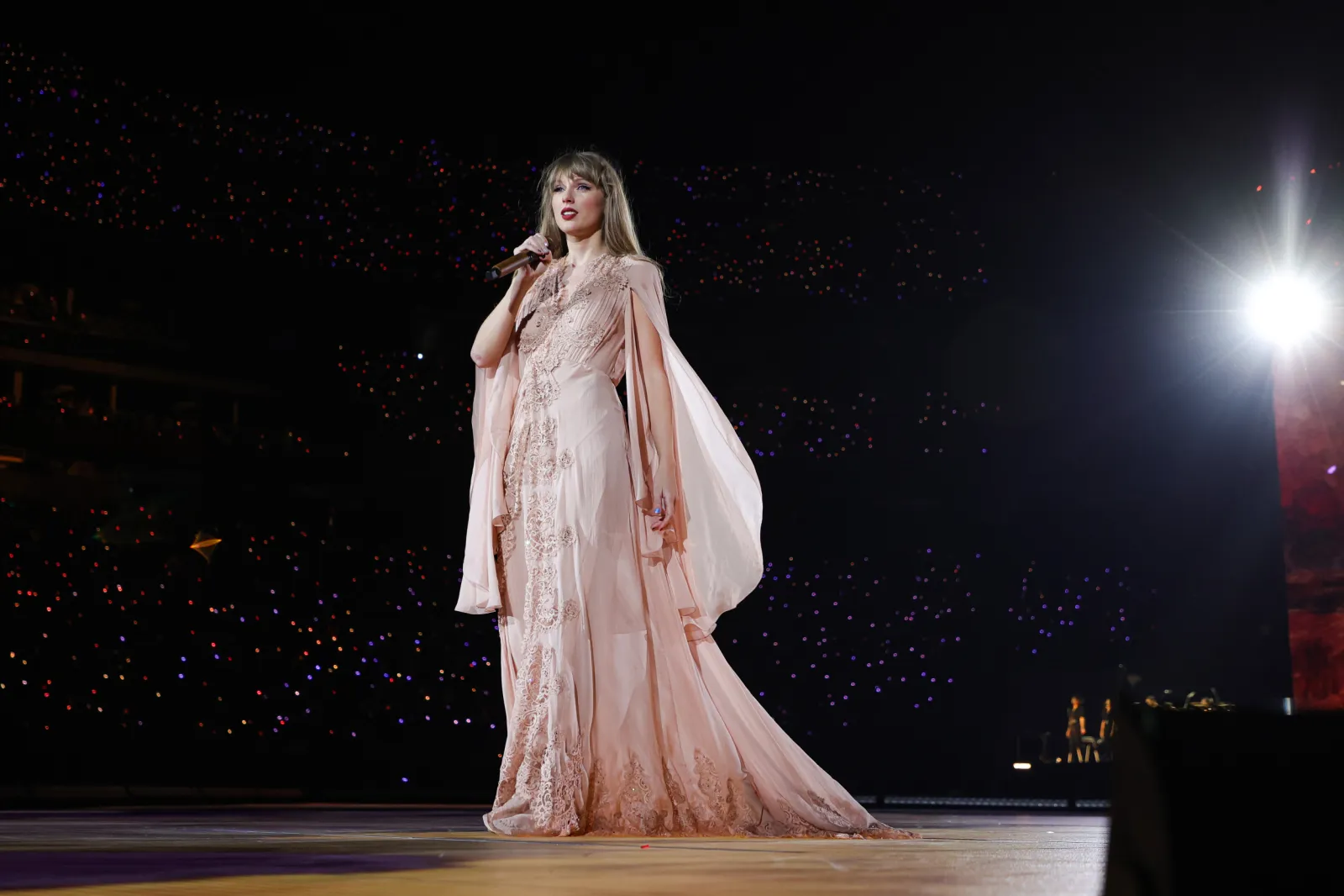 Video of Taylor Swift Struggling to Free Herself on Stage Draws Huge  Attention - Newsweek