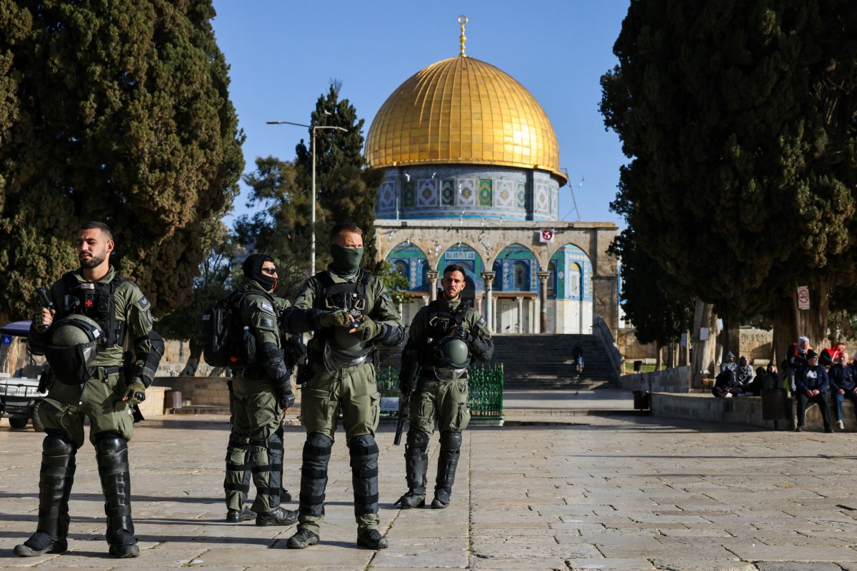 israeli-police-clash-with-worshippers-at-al-aqsa-mosque-video-newsweek