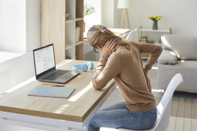 How You’re Carrying Your Laptop Could Be Hurting You—How to Fix It ...