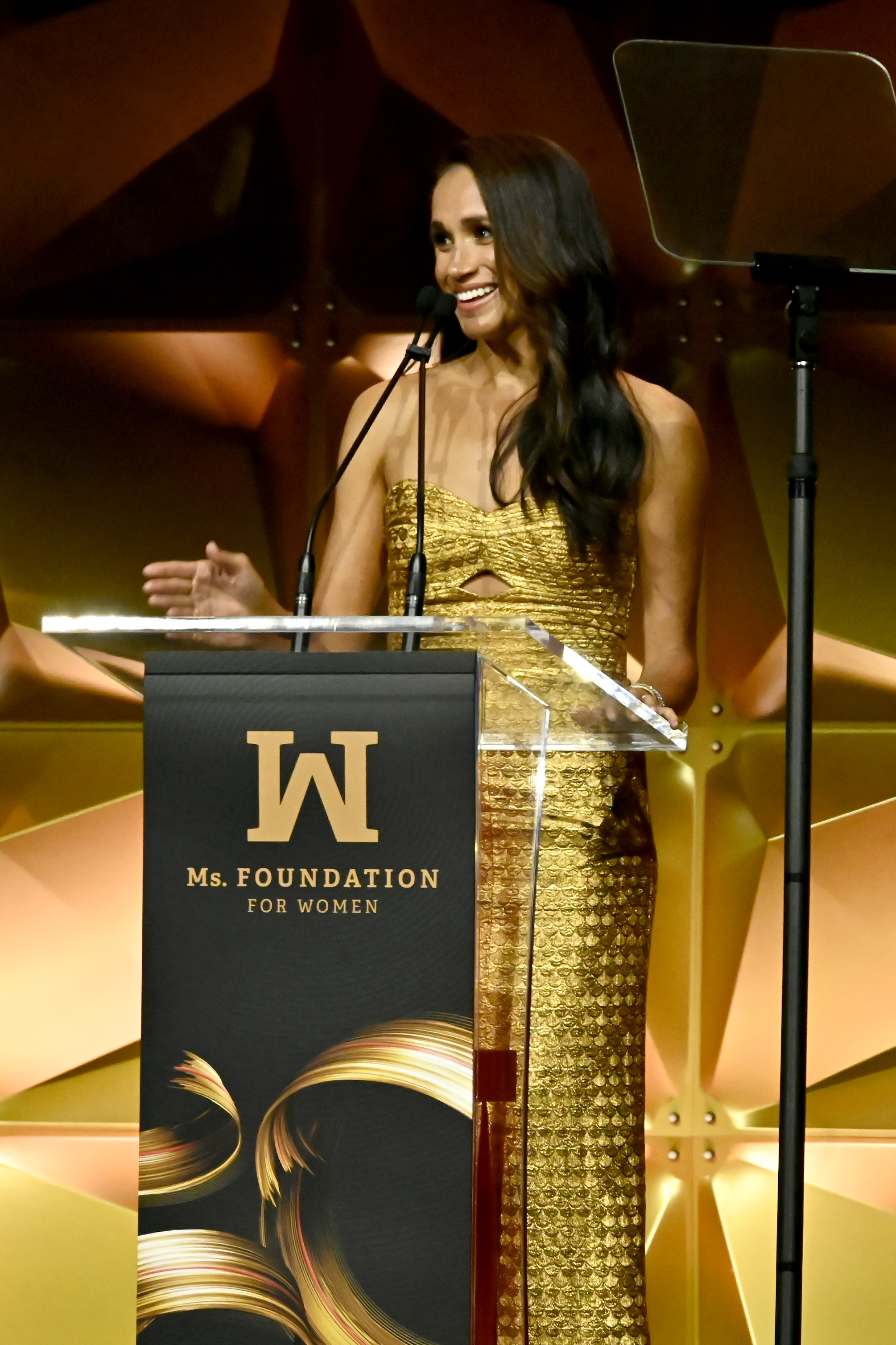 Meghan Markle Glowed In Golden Goddess Vibes Awards Show Fashion Moment