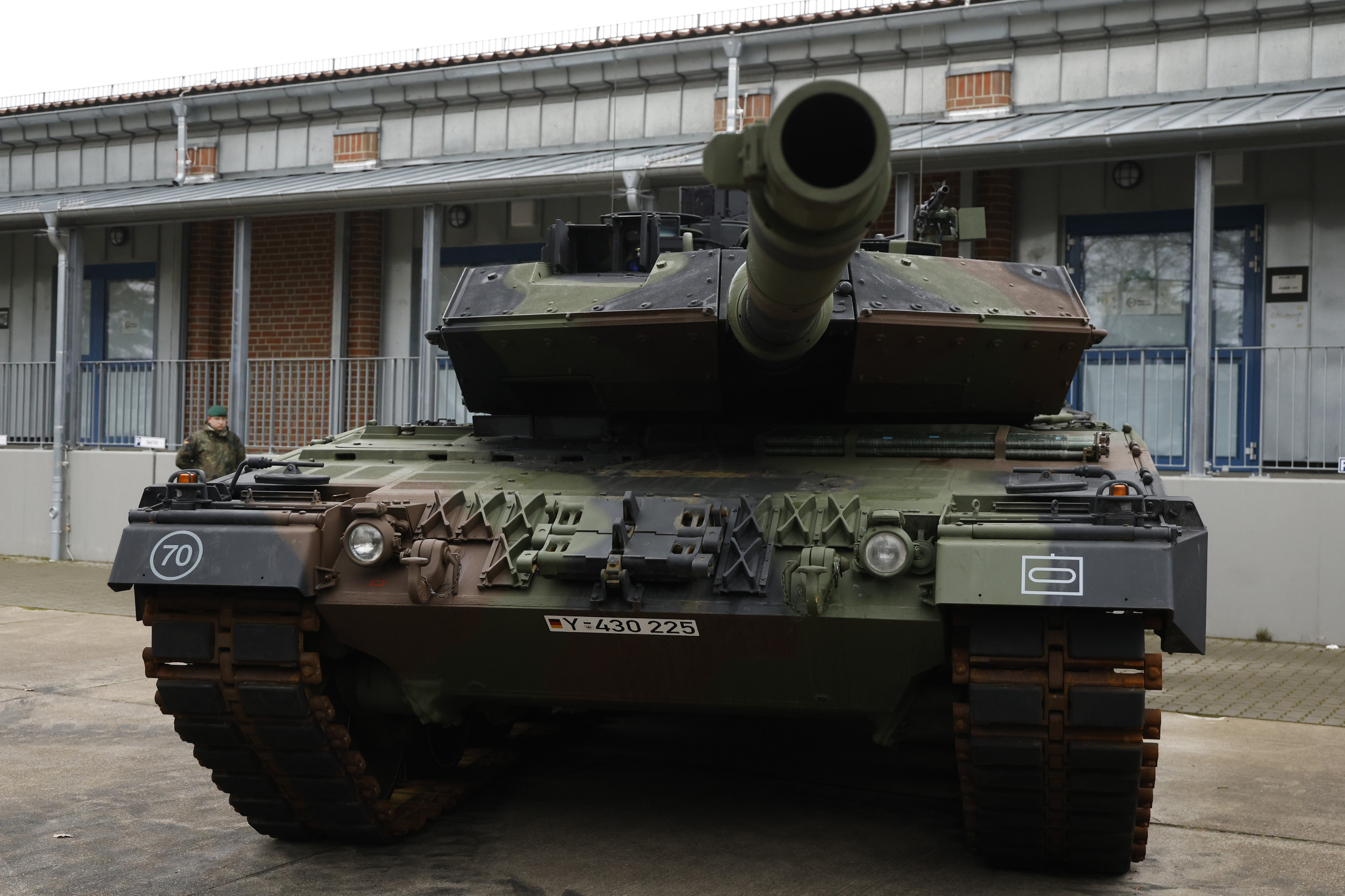 Video Shows Abandoned Leopard Tank Stuck in Ditch Near Frontline