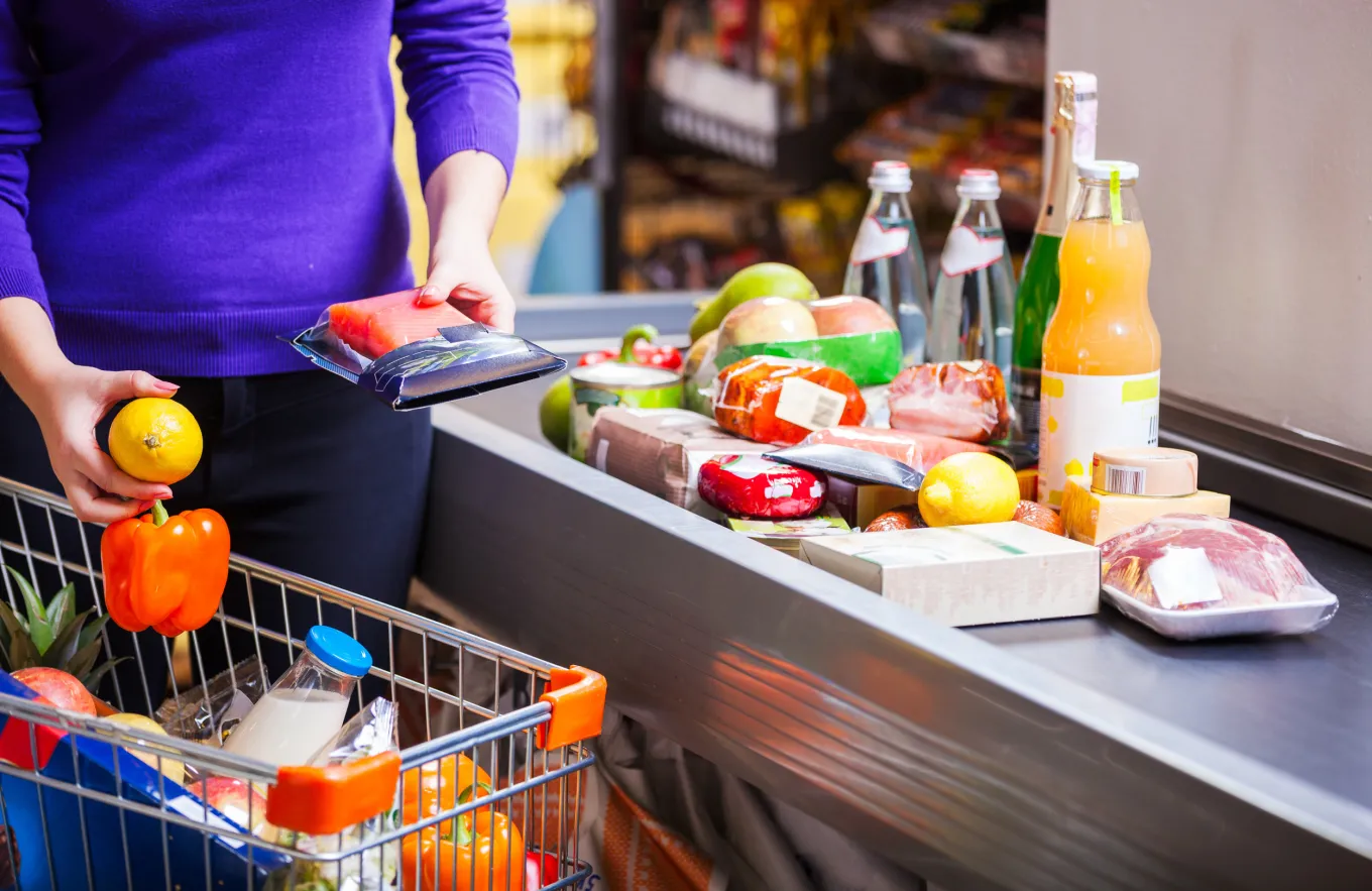 Woman Using Express Line for ‘$300 Order’ at Grocery Store Sparks ...