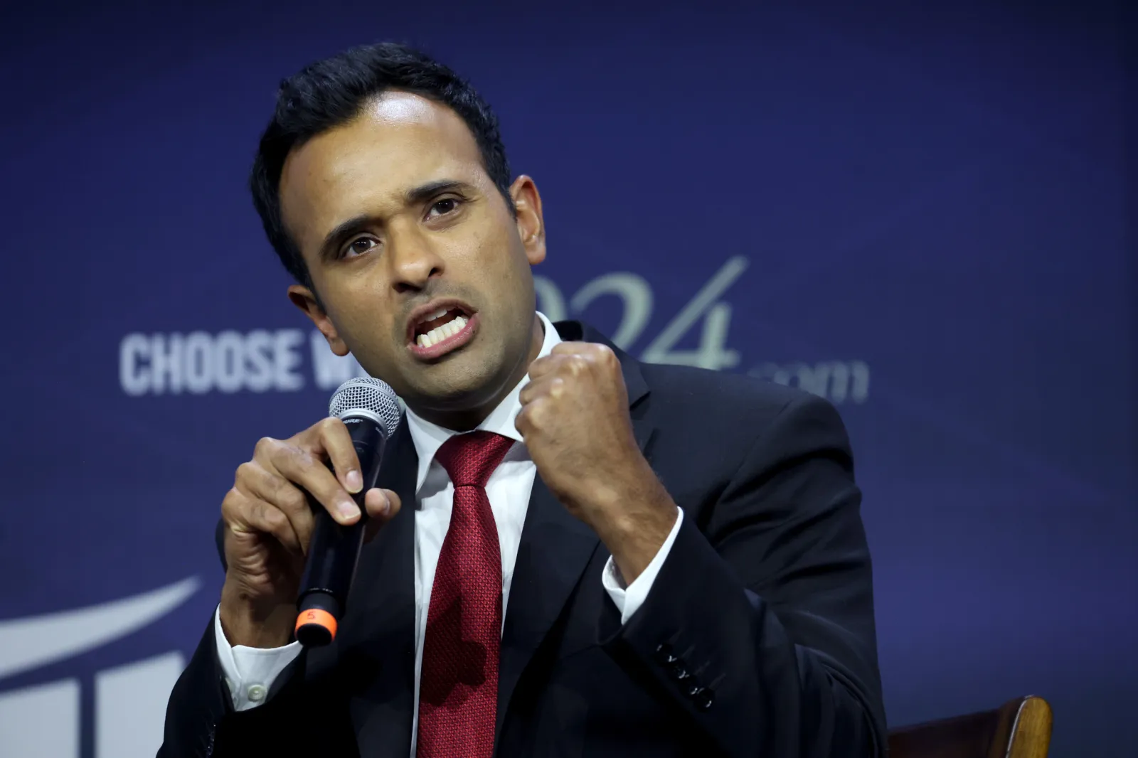 Fox News Host Confronts Vivek Ramaswamy With His Previous Trump ...