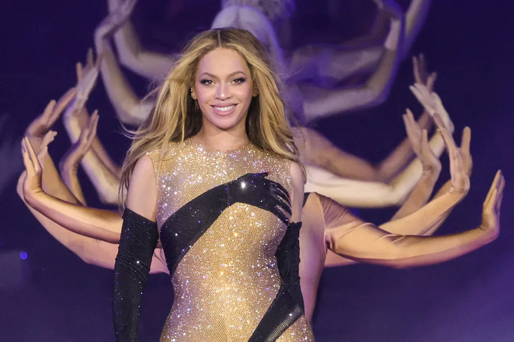 Beyoncé Suffers Wardrobe Malfunction During Detroit Concert, Video ...