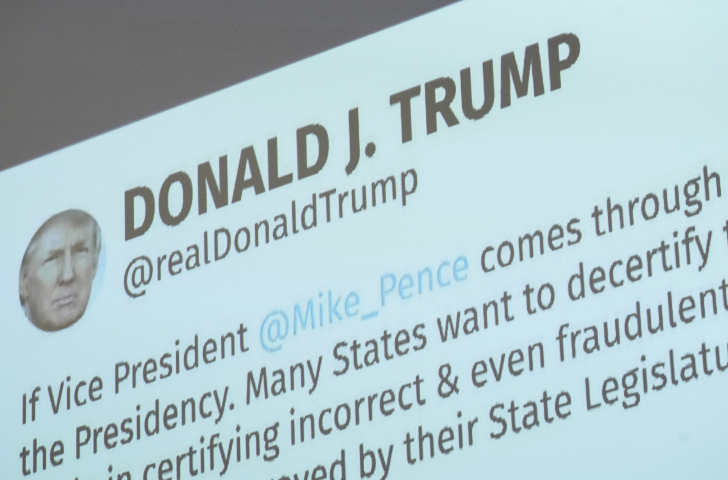 2270142-donald-trump-twitter-