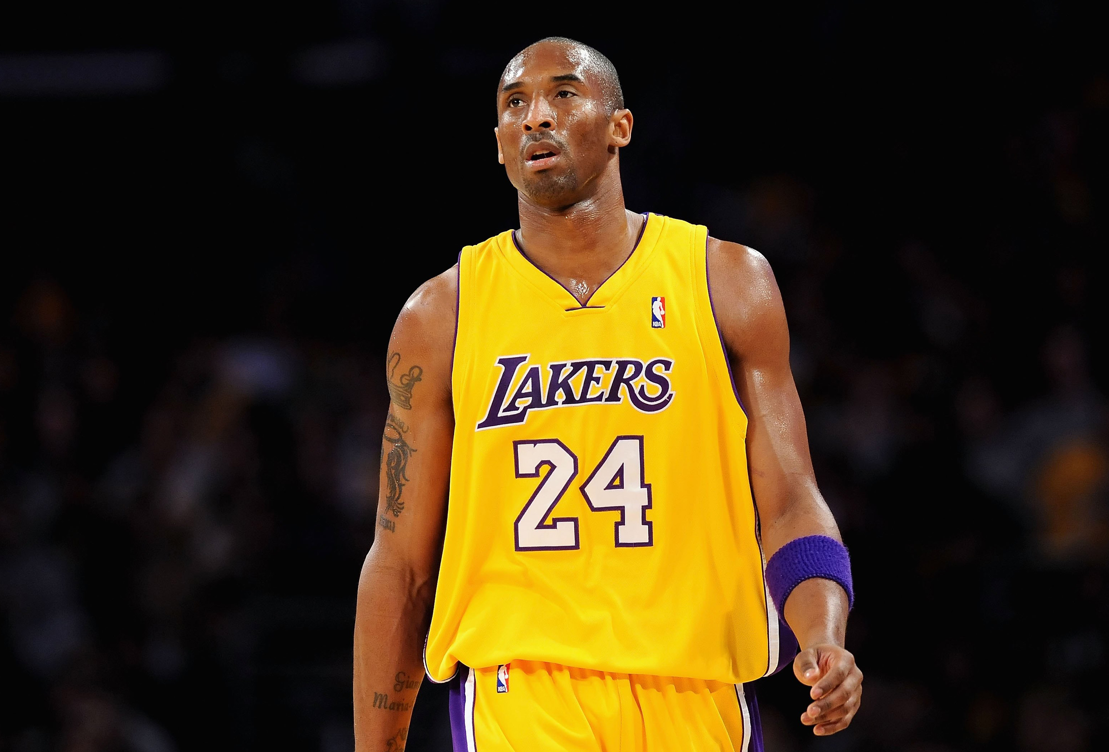 Kobe Bryant Lakers ゴールデンエディション レプリカ新品未使用 KOBE BRYANT LOS ANGELES LAKERS COMMEMORATIVE RETIREMENT JERSEY