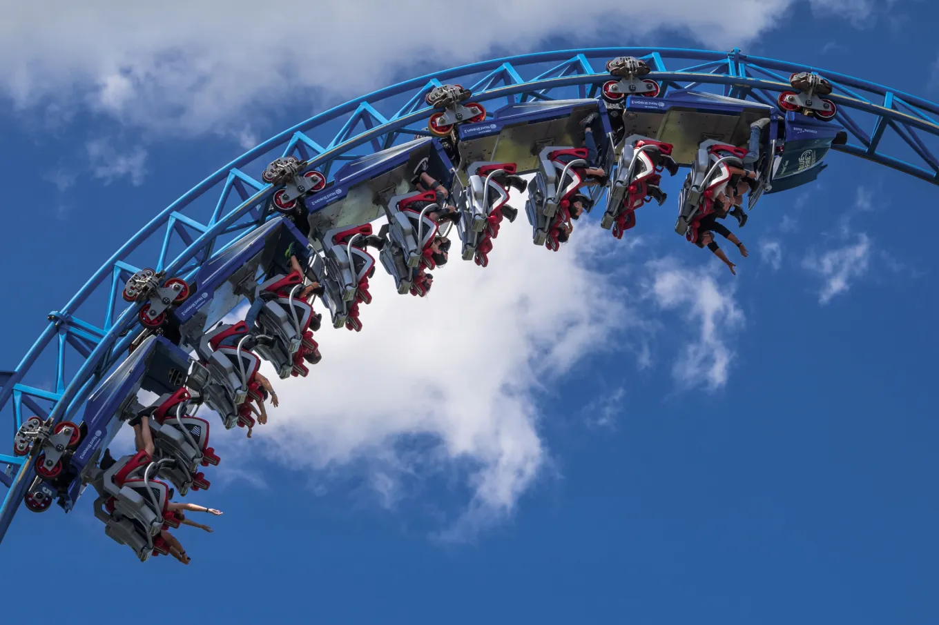 Vertical Rides Inverts People Theme Park Glitch Leaves People Hanging Upside-Down for 25 Minutes ...