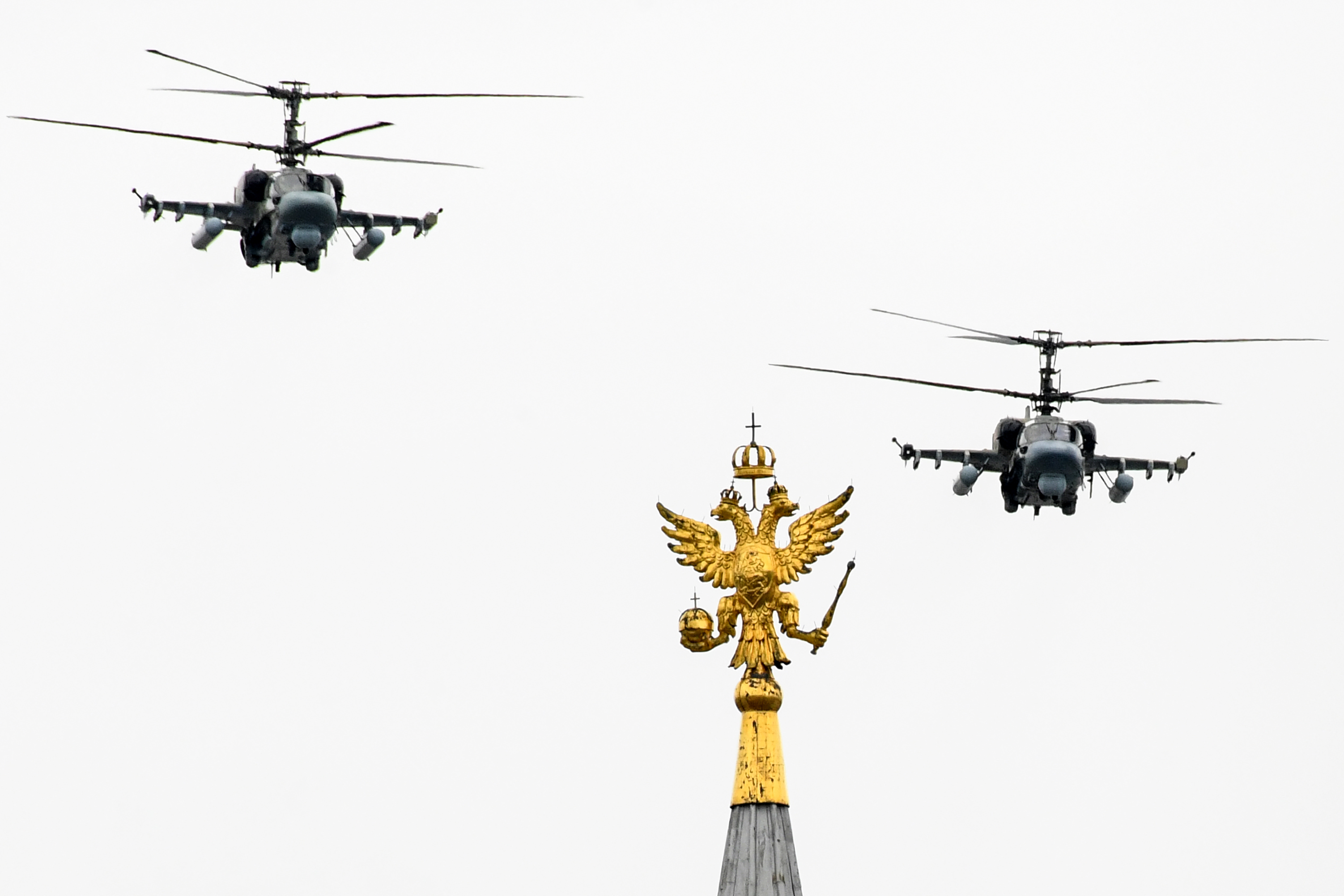 Ukraine Destroys Russian 'Alligator' Helicopter Near Avdiivka With