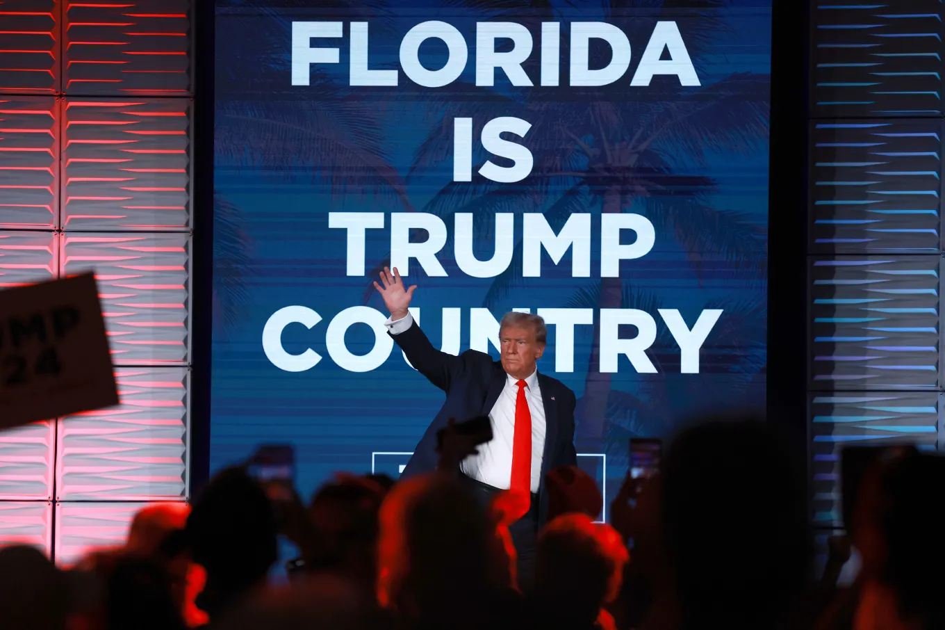 Saturday Trump Viral Photos Appear To Show Empty Seats at Donald Trump’s Florida ...
