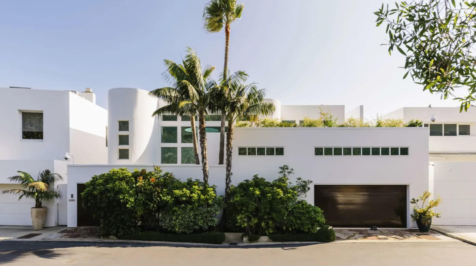 Inside Halle Berry&rsquo;s Stunning $18M Waterfront Home for Sale