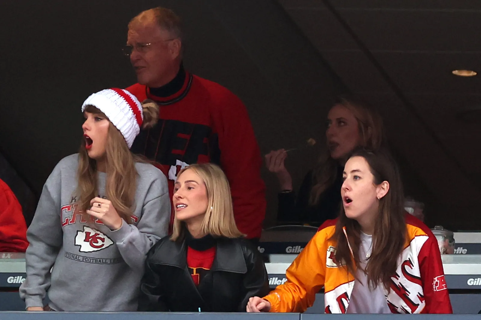 Taylor Swift Gets Mixed Reception at Patriots Game Watching Travis Kelce -  Newsweek