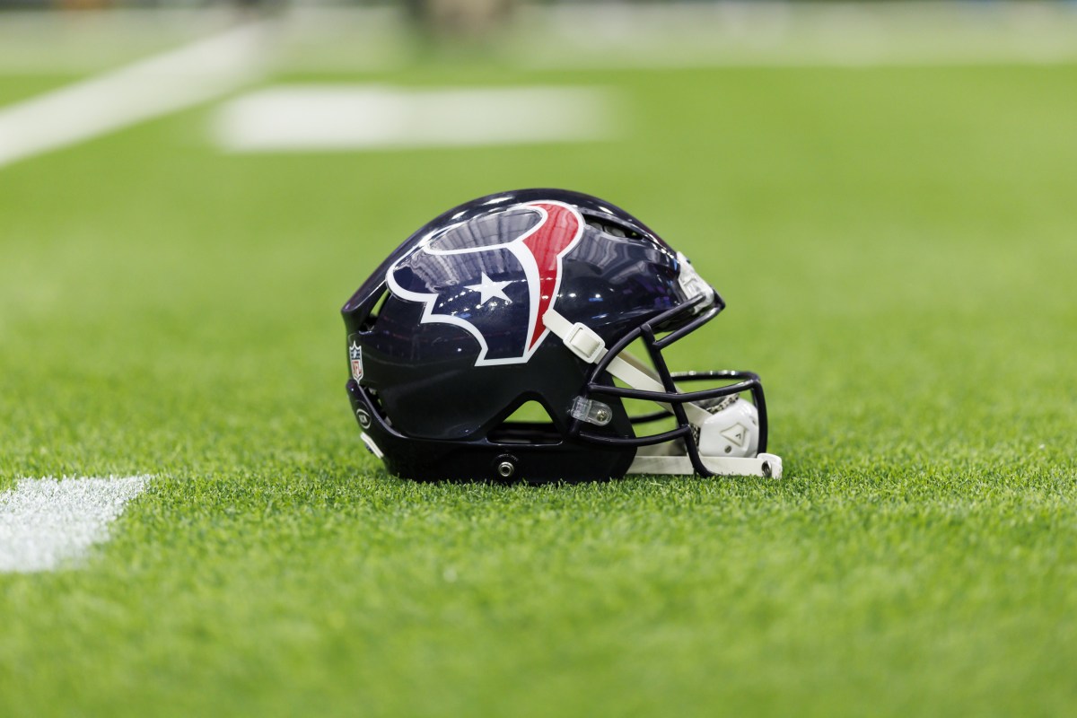 Texans sign star defender Danielle Hunter before free agency: report